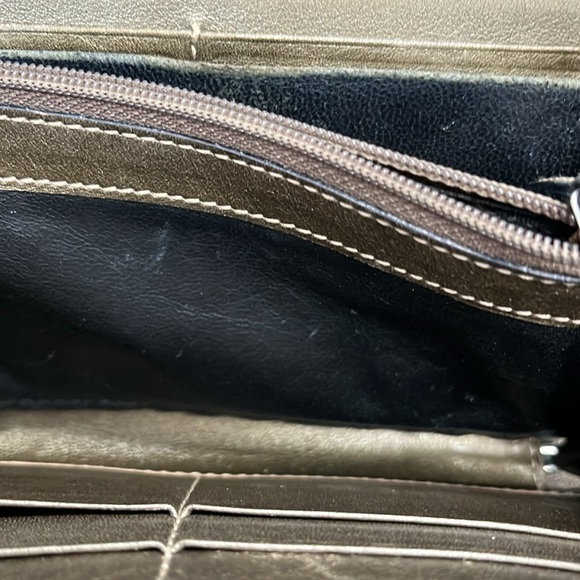 Gucci metallic zippy wallet with nice zipper pull. Good condition. Vintage. - Picture 10 of 16